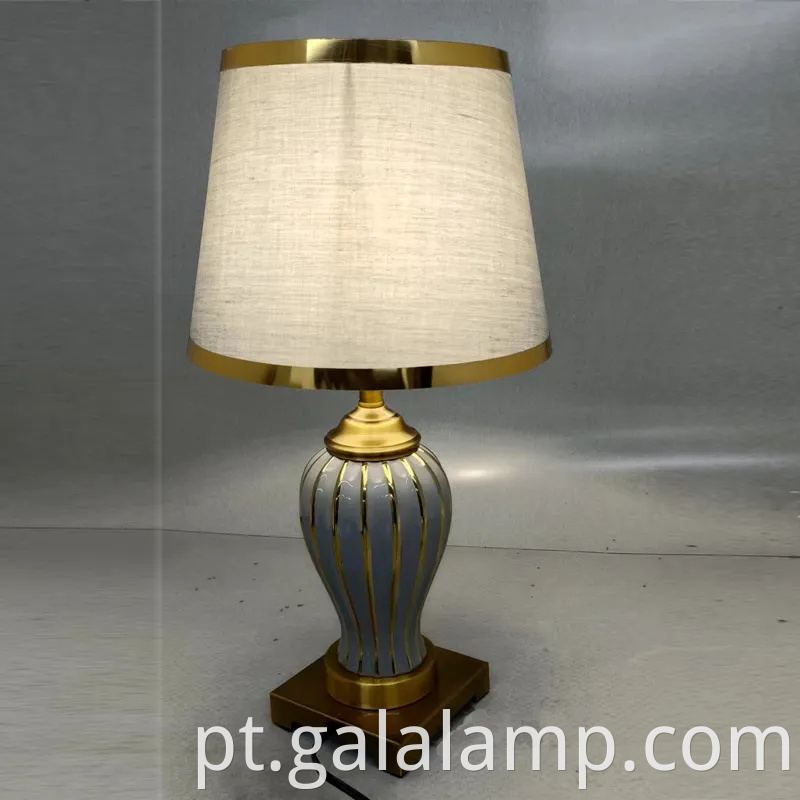 Luminária de mesa de cerâmica elegante com base de metal dourado para o quarto